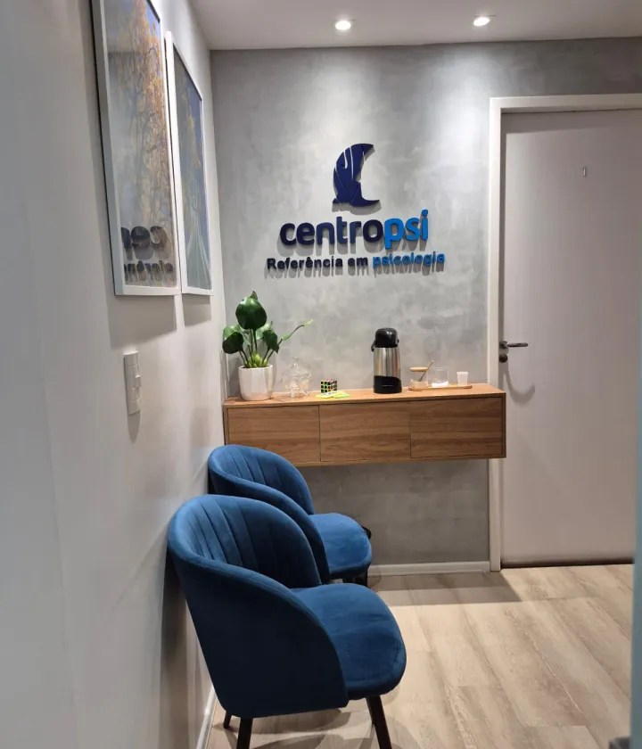 Ambiente acolhedor da recepção da CentroPsi